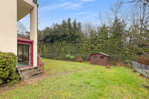 jardin avec from property, structure extérieure, abri, pelouse, et clôture