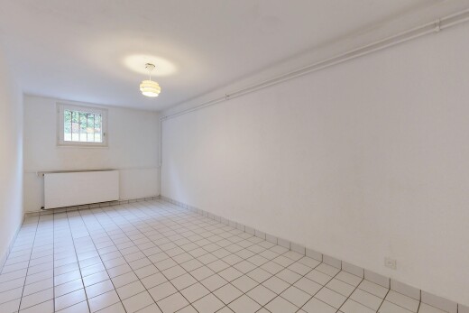 pièce vide avec drywall, cloison sèche, natural light, lumière naturelle, et inside property