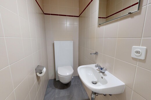 salle de bains avec toilette, évier, inside property, tile wall, et mur en carrelage