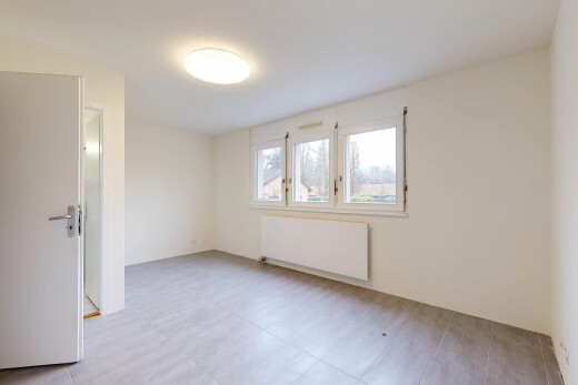 pièce vide avec radiateur, natural light, lumière naturelle, drywall, et cloison sèche