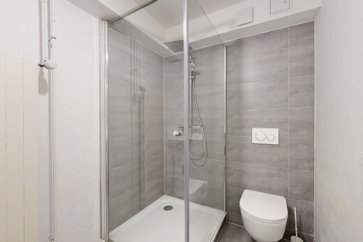 salle de bains avec salle de bain complète, douche, et inside property