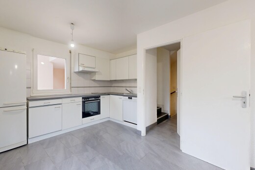 cuisine avec fenêtre de service, pass through window, armoires blanches, white cabinets, et réfrigérateur