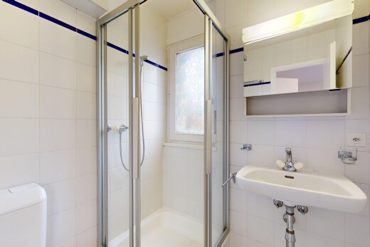 salle de bains avec tile wall, mur en carrelage, salle de bain complète, douche, et miroir