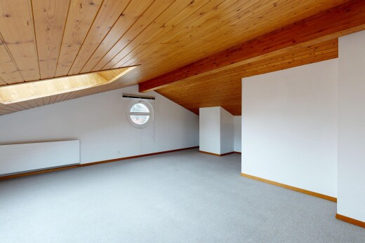 pièce vide avec drywall, cloison sèche, baseboards wall, plinthes murales, et carpet