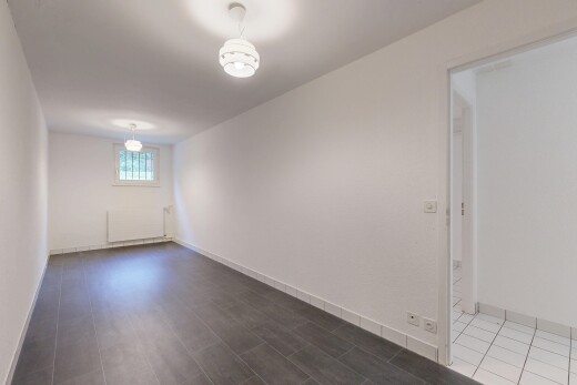 pièce vide avec natural light, lumière naturelle, drywall, cloison sèche, et inside property