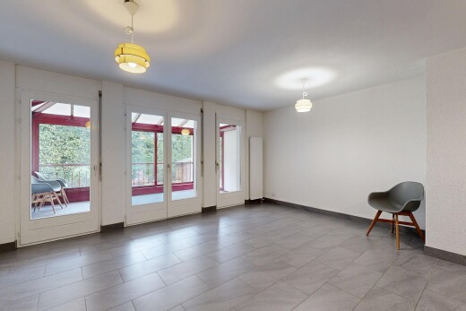 pièce vide avec natural light, lumière naturelle, baseboards wall, plinthes murales, et inside property