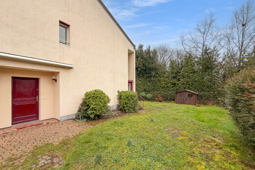 jardin avec pelouse, abri, from property, structure extérieure, et day time