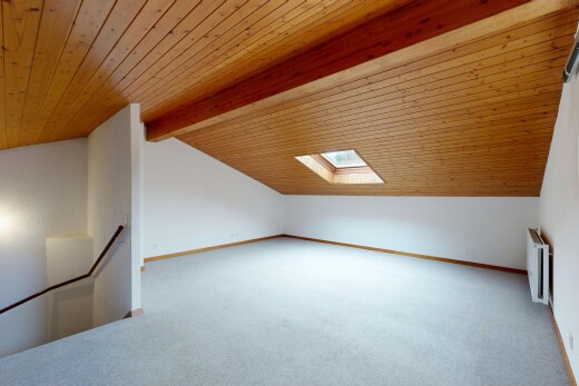 pièce vide avec low ceiling, plafond bas, drywall, cloison sèche, et puits de lumière