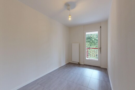 pièce vide avec drywall, cloison sèche, baseboards wall, plinthes murales, et natural light