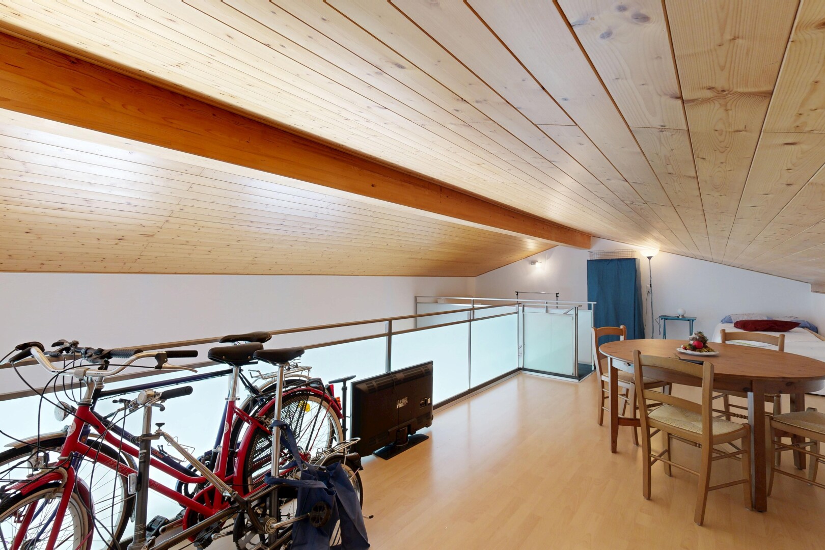salle à manger avec high end ceiling, vaulted ceiling, plafond voûté, drywall, et cloison sèche