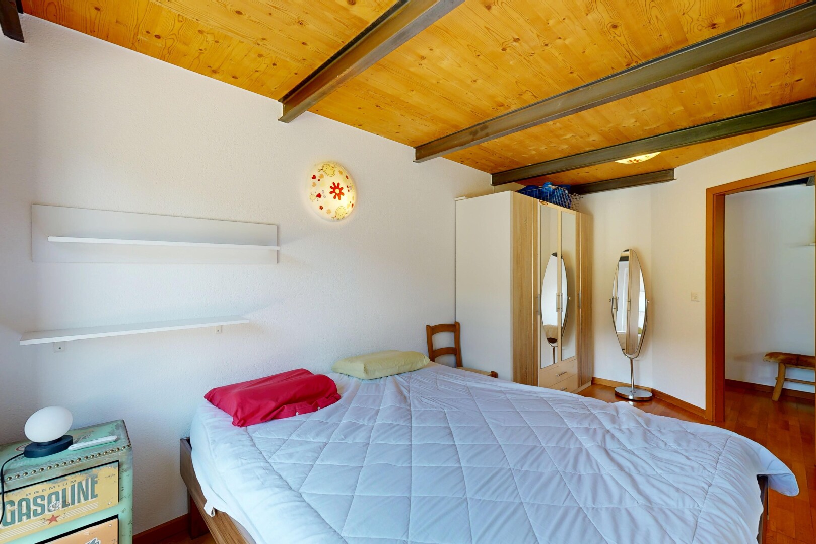chambre avec wood ceiling, plafond en bois, high end ceiling, beamed ceiling, et plafond à poutres