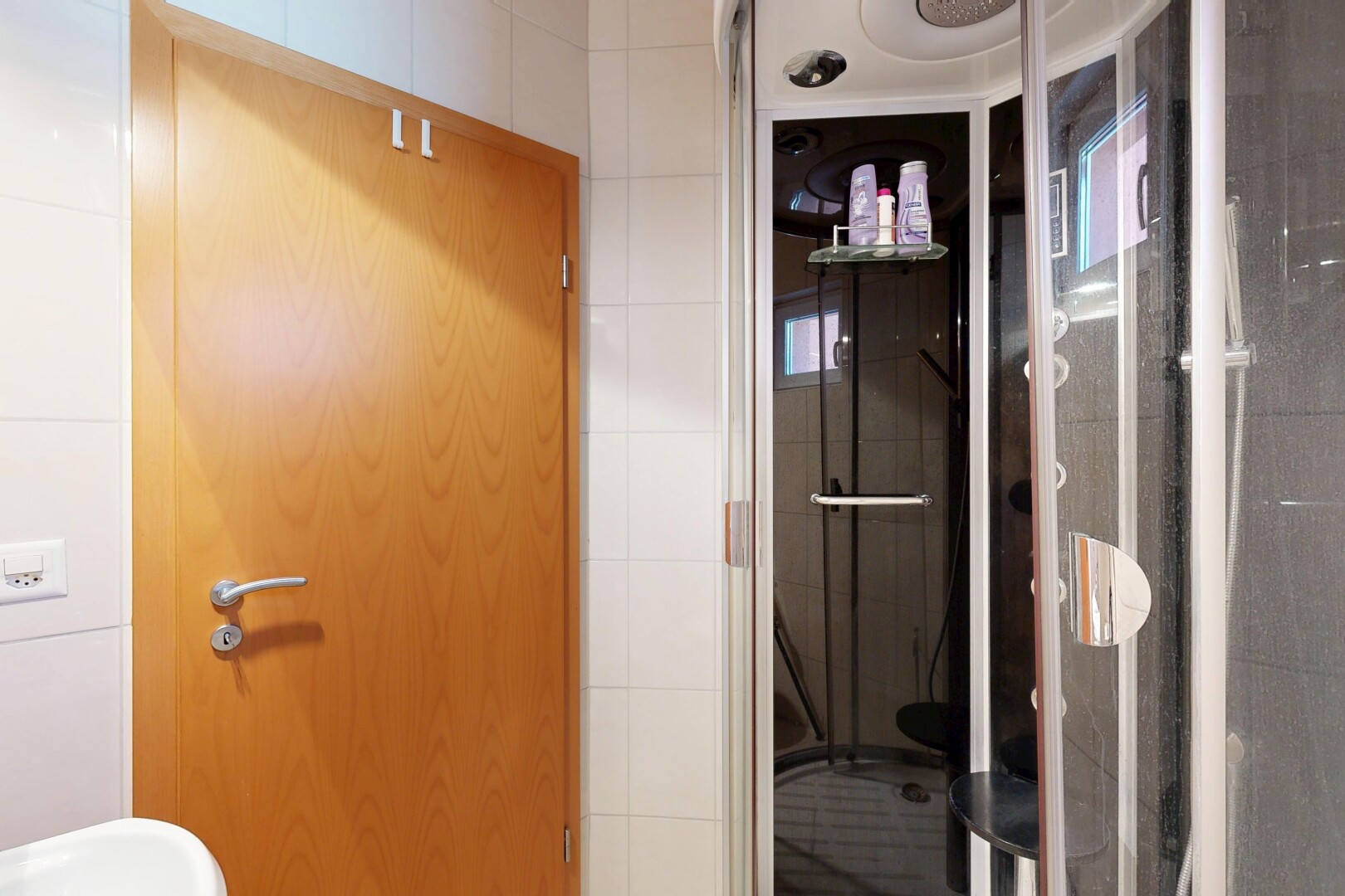 salle de bains avec douche, tile wall, mur en carrelage, salle de bain complète, et inside property