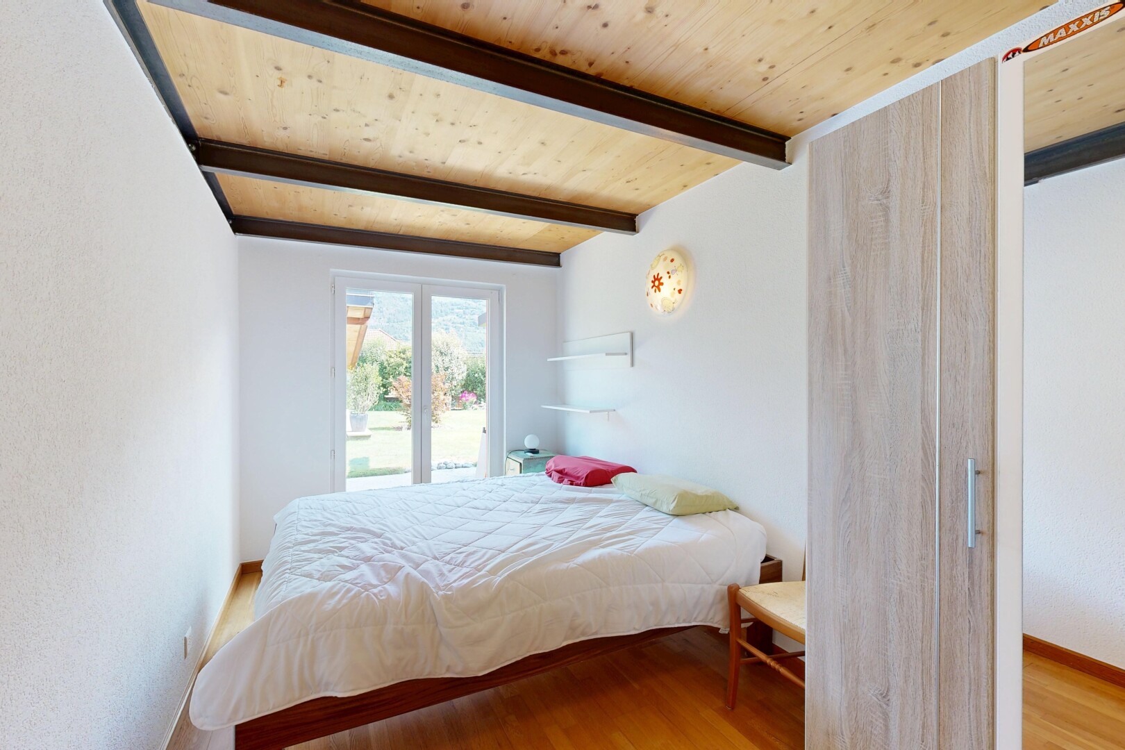 chambre avec wood ceiling, plafond en bois, high end ceiling, beamed ceiling, et plafond à poutres