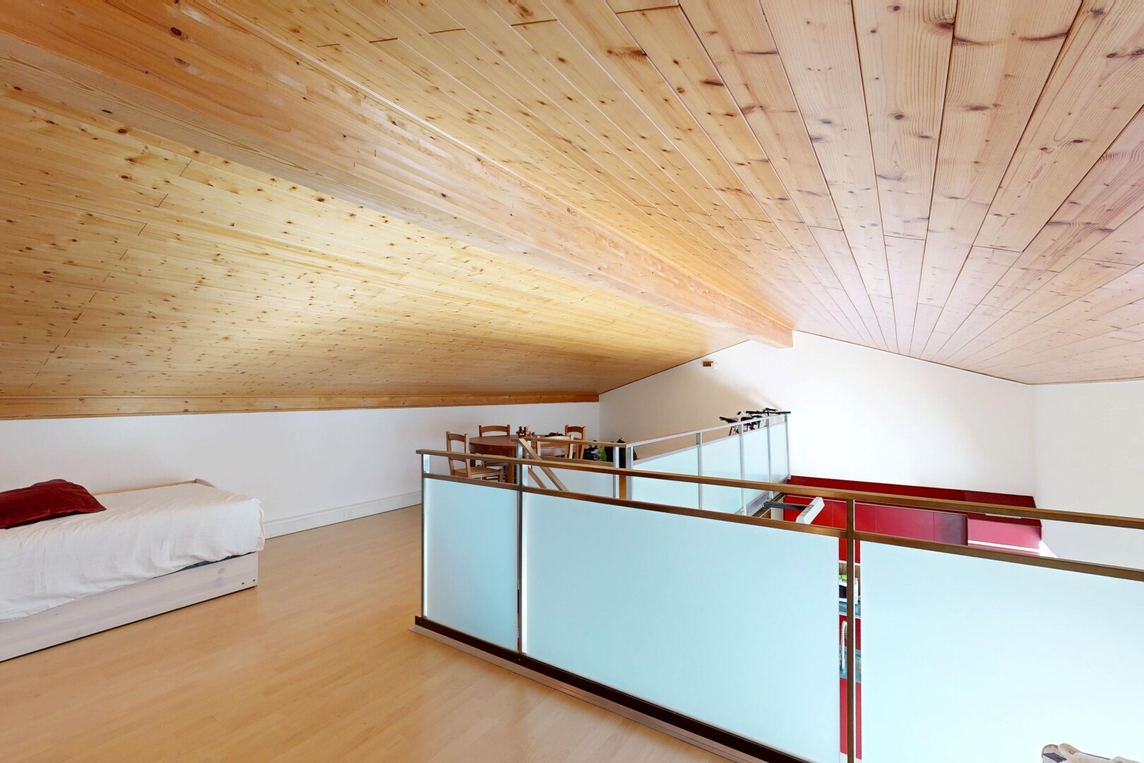 chambre avec high end ceiling, vaulted ceiling, plafond voûté, drywall, et cloison sèche