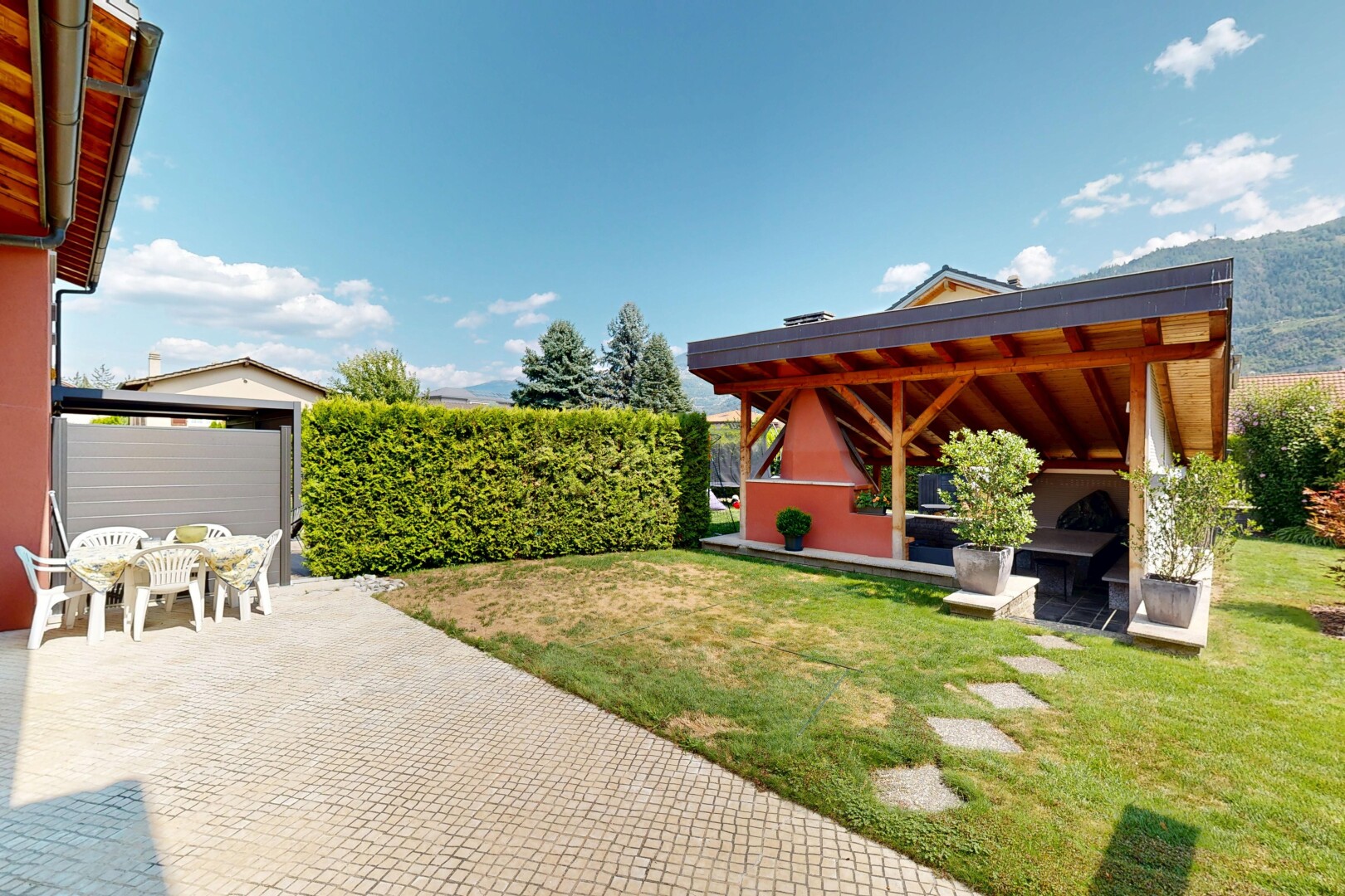 terrasse avec terrasse, pelouse, day time, from property, et coin repas extérieur