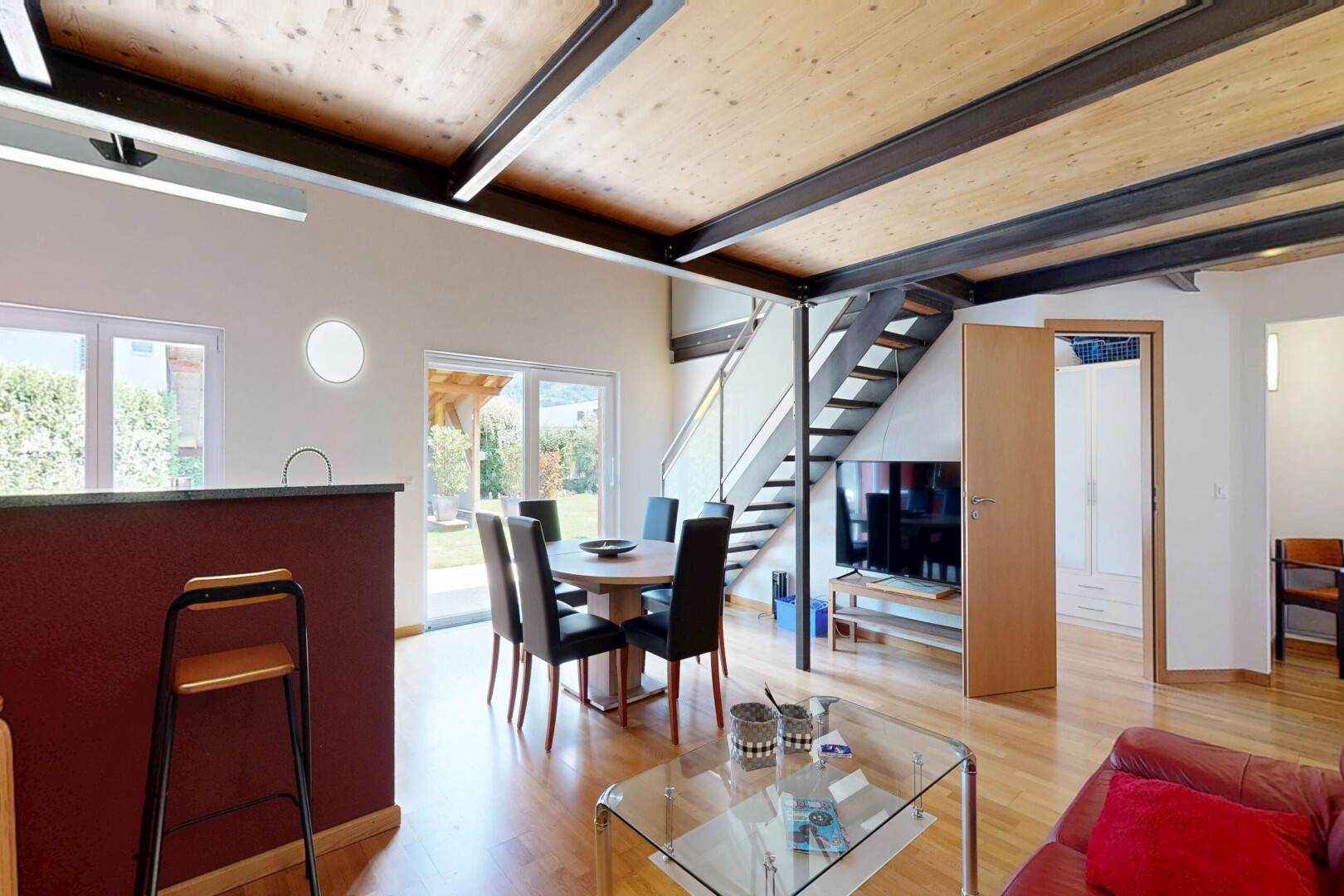 salon / salle à manger avec high end ceiling, drywall, cloison sèche, escaliers, et beamed ceiling