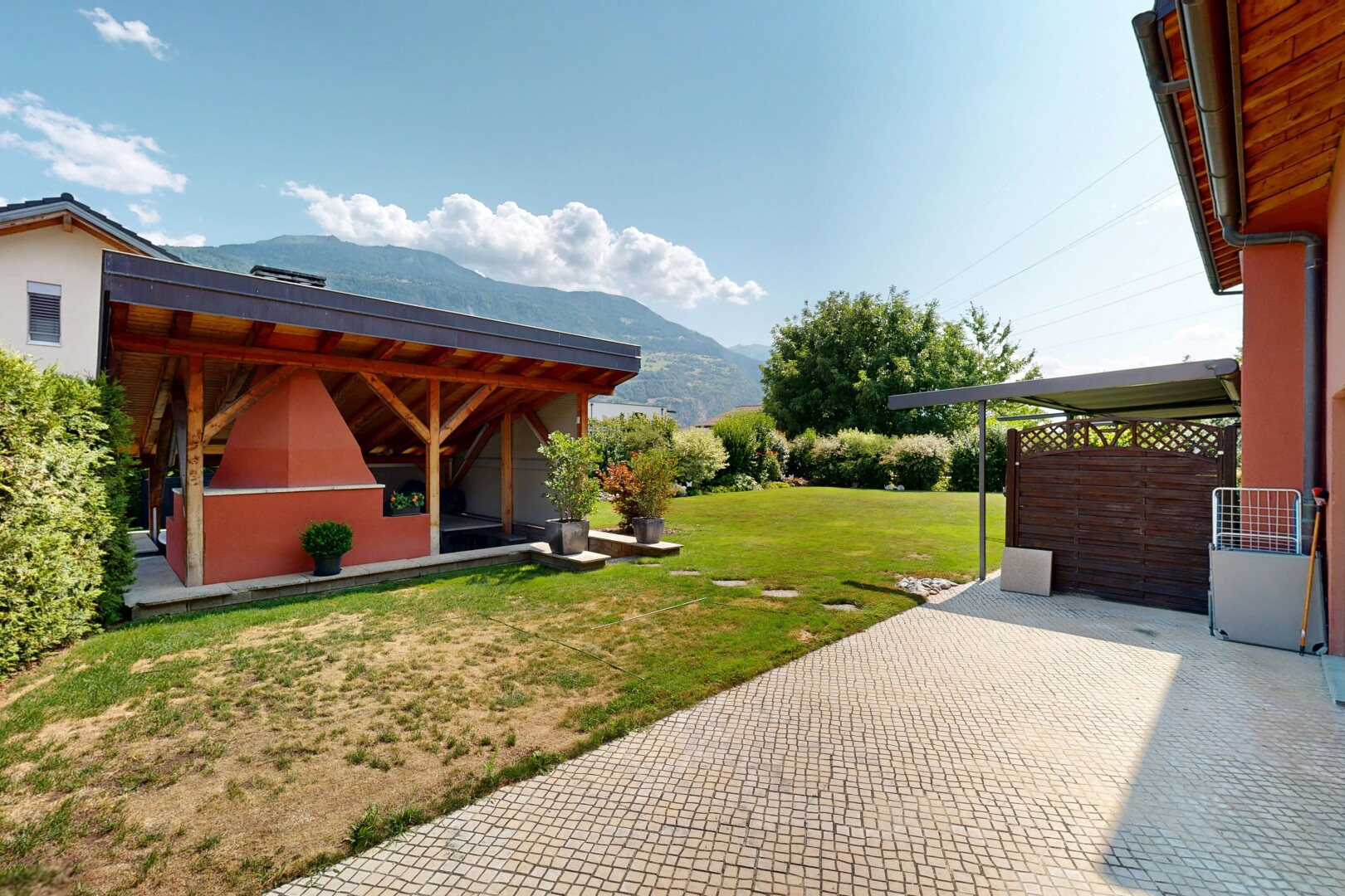 façade avec pelouse, vue sur la montagne, mountain view, from property, et day time