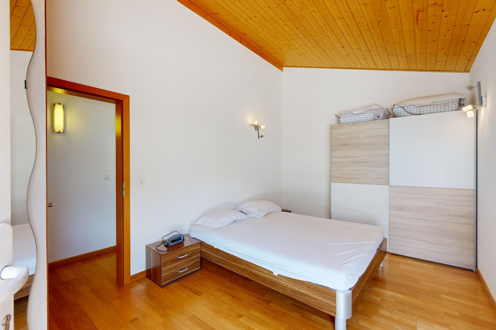 chambre avec wood ceiling, plafond en bois, drywall, cloison sèche, et high end ceiling
