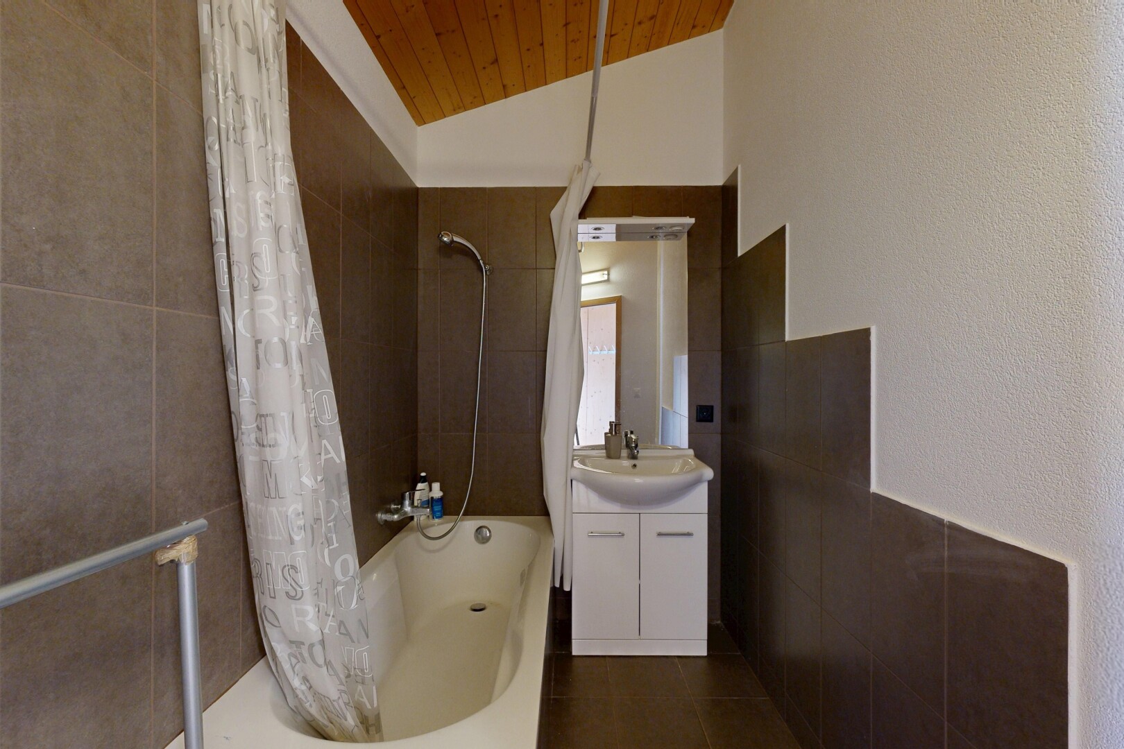 salle de bains avec salle de bain complète, miroir, douche-bain combinés, lavabo (ou coiffeuse selon le contexte), et évier