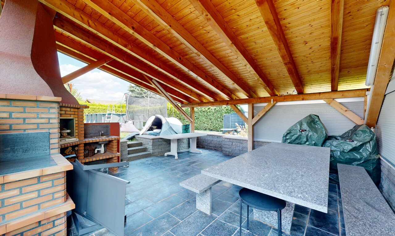 terrasse avec bar extérieur, cuisine extérieure, terrasse, et cheminée