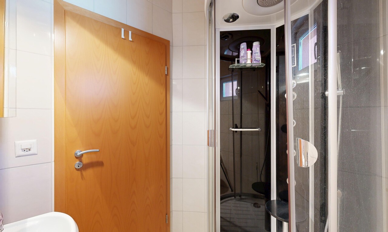 salle de bains avec douche, tile wall, mur en carrelage, salle de bain complète, et inside property