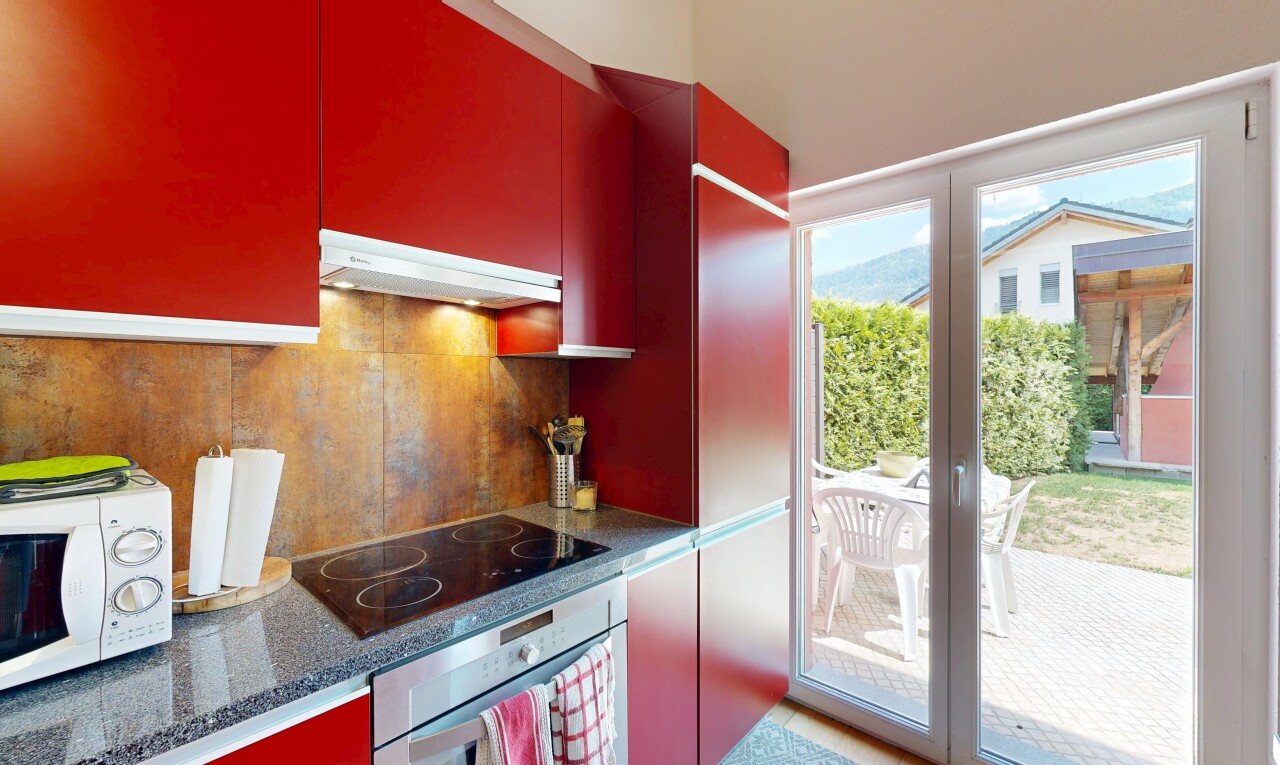 cuisine avec four, hotte, red cabinets, armoires rouges, et micro-ondes