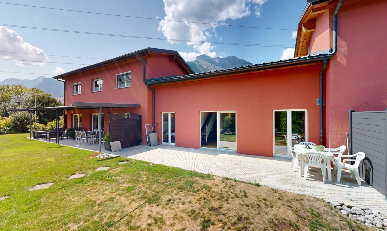 façade avec terrasse, bardage en stuc, pelouse, day time, et property visible
