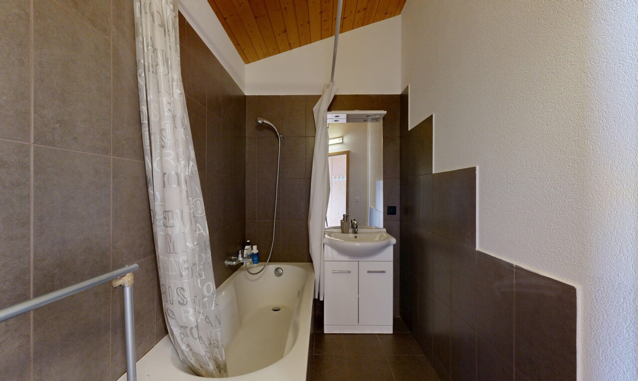 salle de bains avec salle de bain complète, miroir, douche-bain combinés, lavabo (ou coiffeuse selon le contexte), et évier