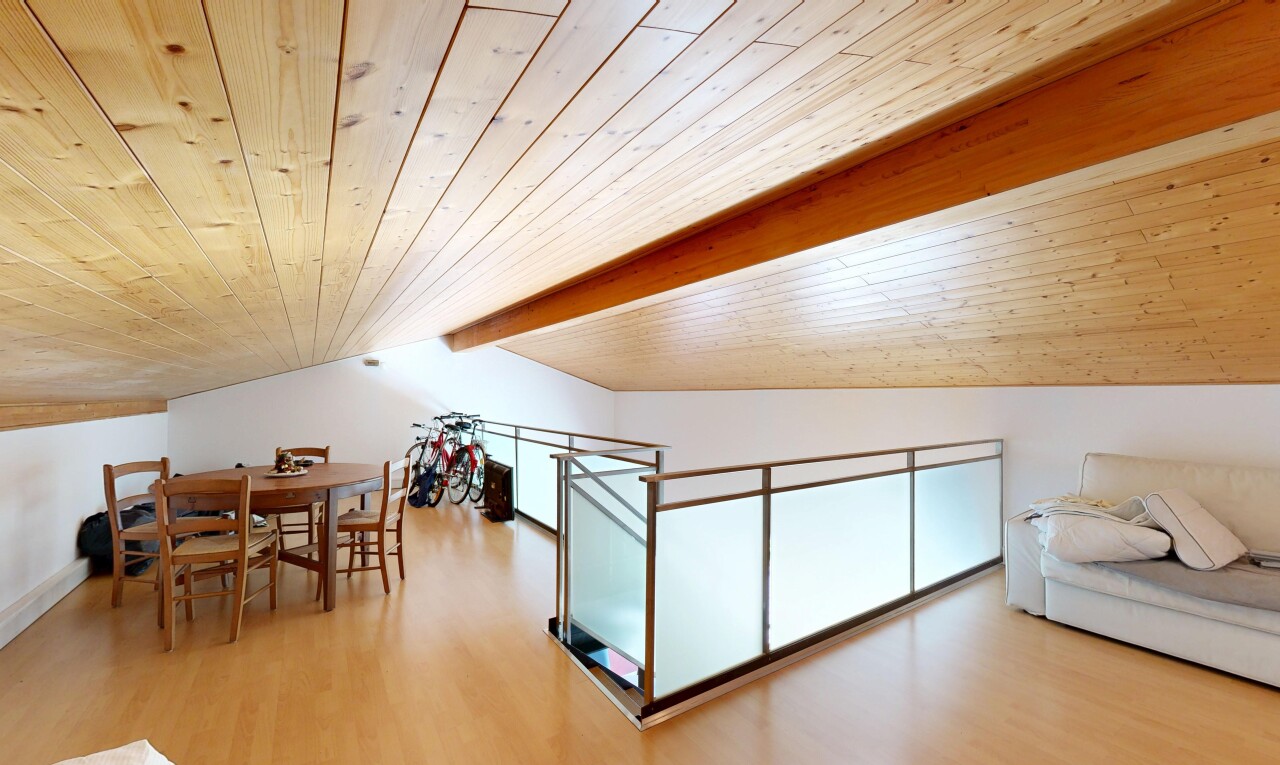 salon / salle à manger avec high end ceiling, drywall, cloison sèche, vaulted ceiling, et plafond voûté