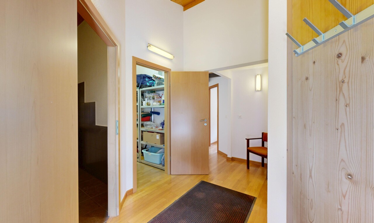couloir avec high ceiling, plafond haut, drywall, cloison sèche, et inside property