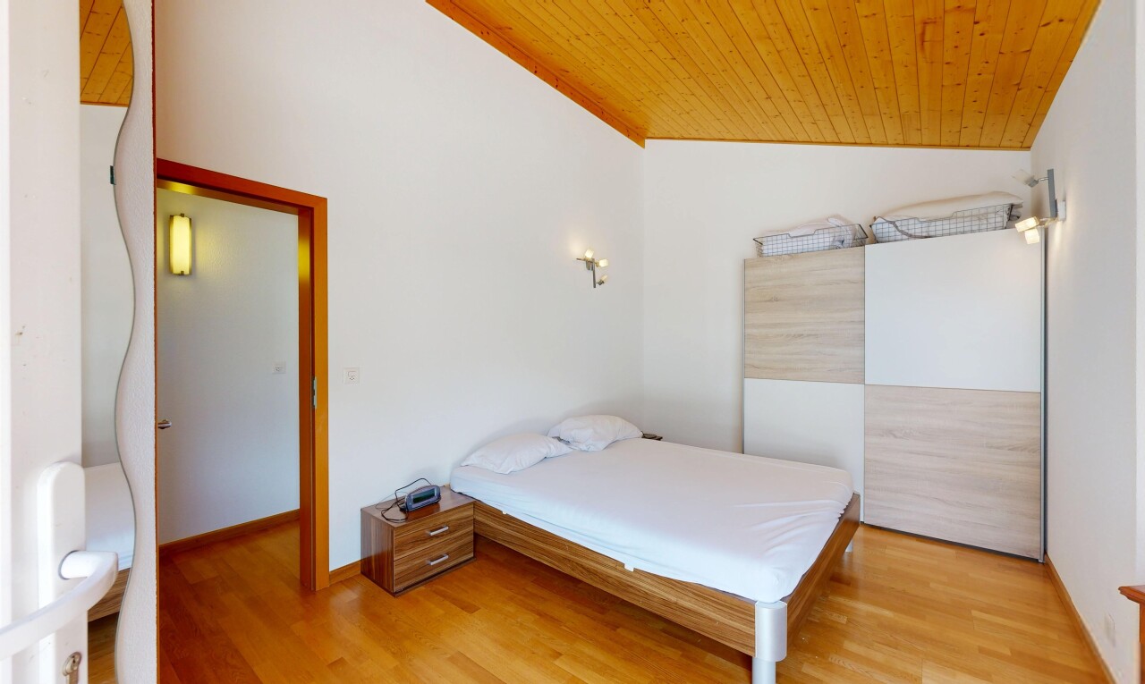 chambre avec wood ceiling, plafond en bois, drywall, cloison sèche, et high end ceiling