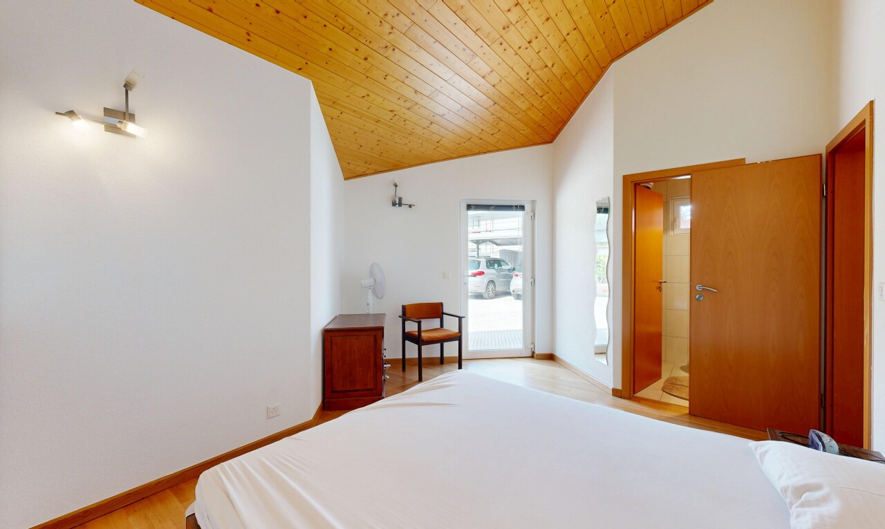 chambre avec vaulted ceiling, plafond voûté, high ceiling, plafond haut, et drywall