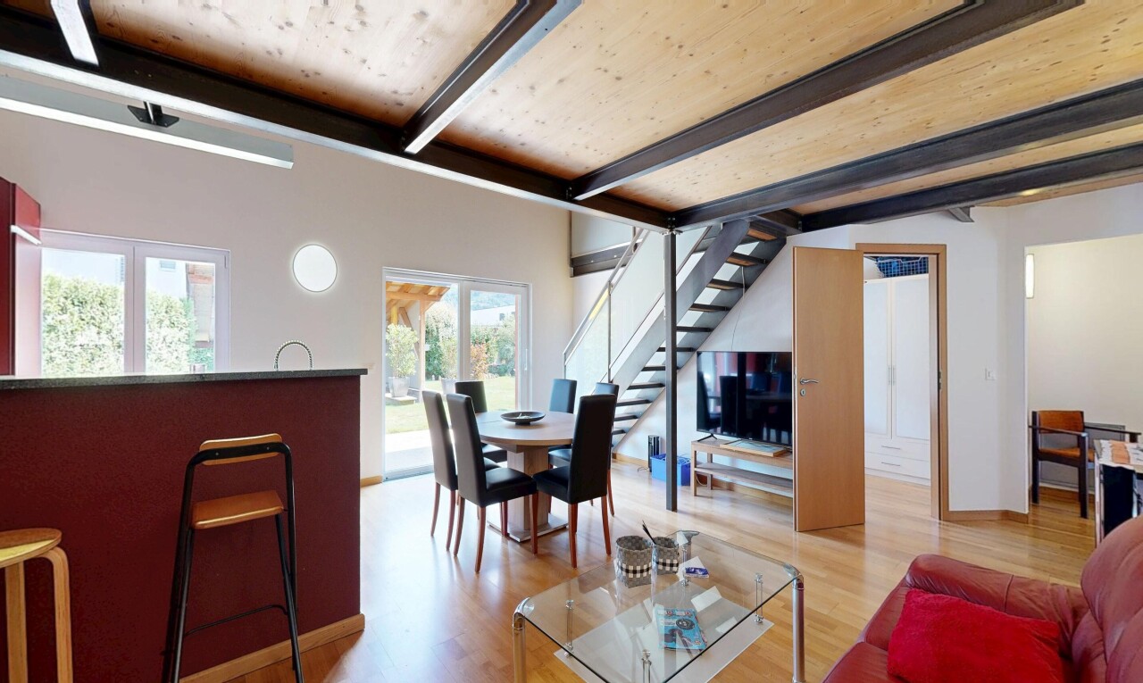 salon / salle à manger avec high end ceiling, drywall, cloison sèche, escaliers, et beamed ceiling
