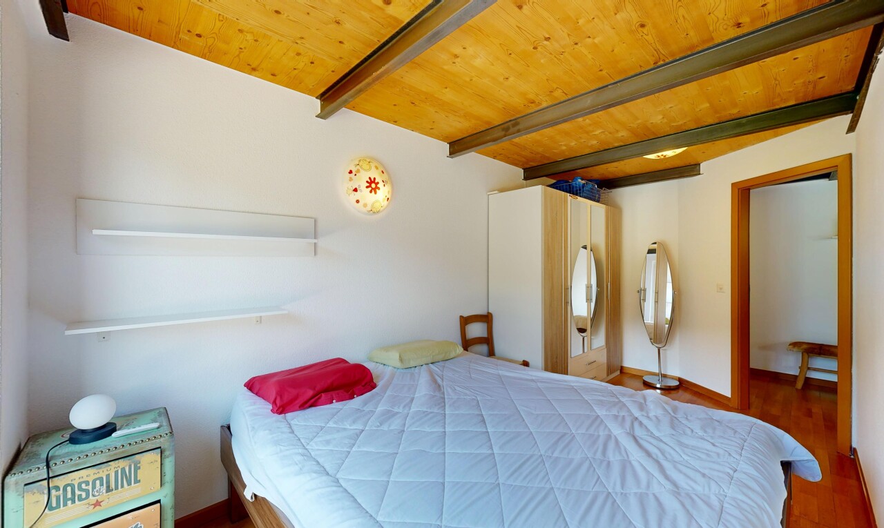 chambre avec wood ceiling, plafond en bois, high end ceiling, beamed ceiling, et plafond à poutres
