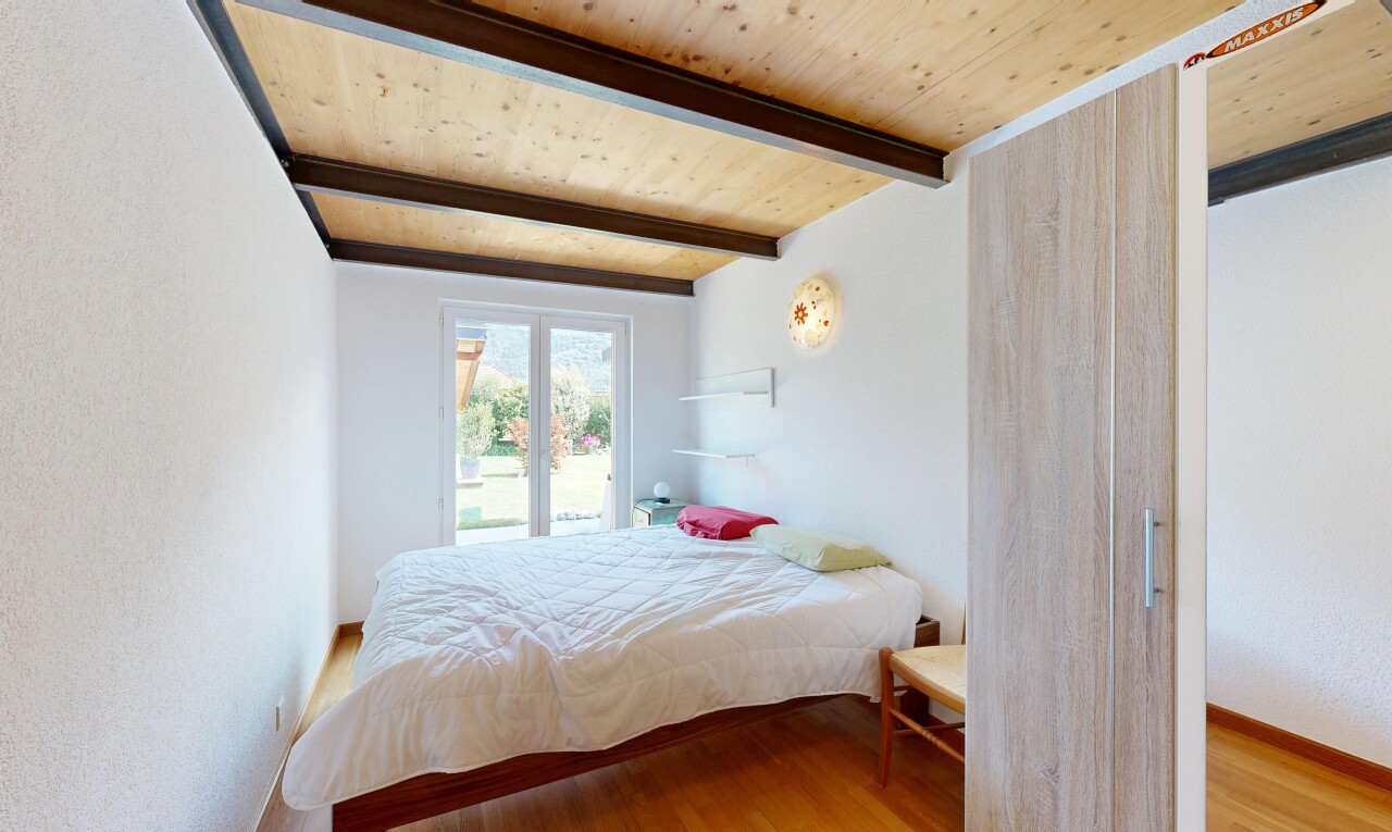 chambre avec wood ceiling, plafond en bois, high end ceiling, beamed ceiling, et plafond à poutres
