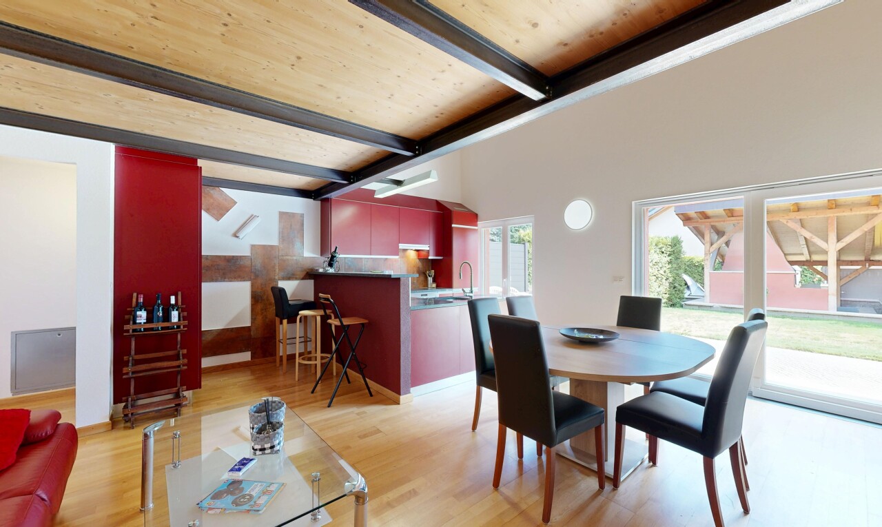 salon / salle à manger avec high end ceiling, drywall, cloison sèche, beamed ceiling, et plafond à poutres