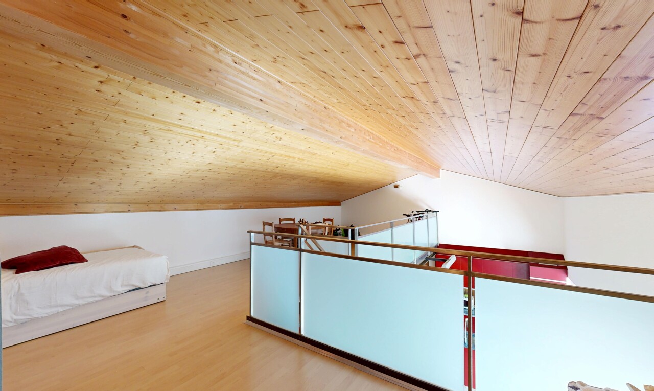 chambre avec high end ceiling, vaulted ceiling, plafond voûté, drywall, et cloison sèche