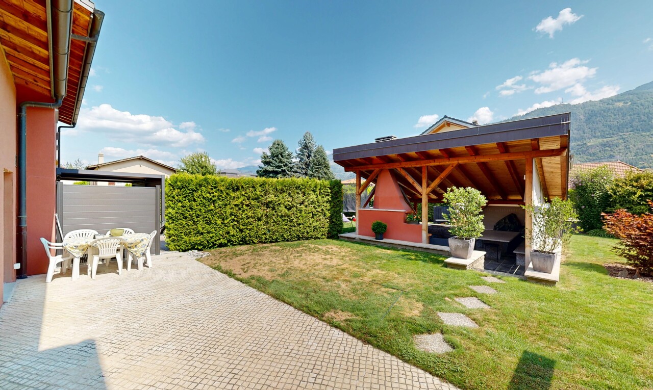 terrasse avec terrasse, pelouse, day time, from property, et coin repas extérieur