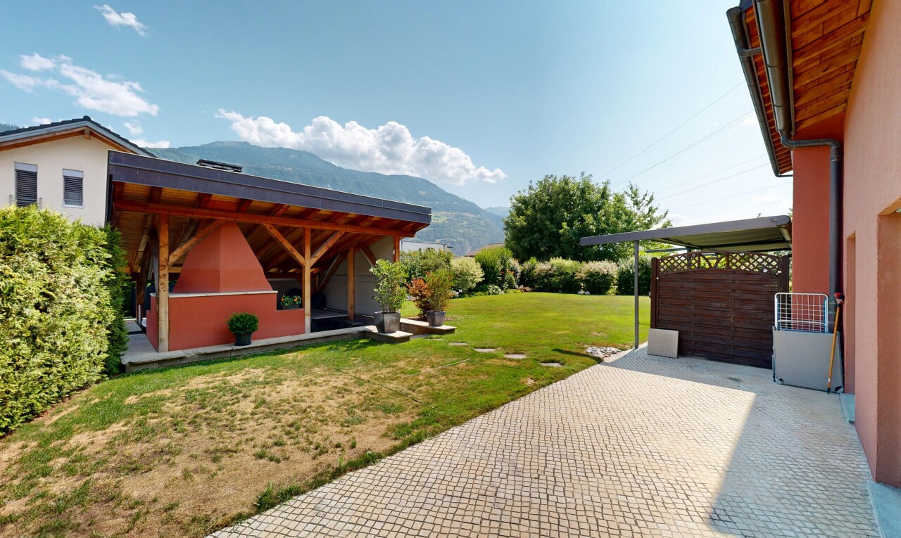 façade avec pelouse, vue sur la montagne, mountain view, from property, et day time