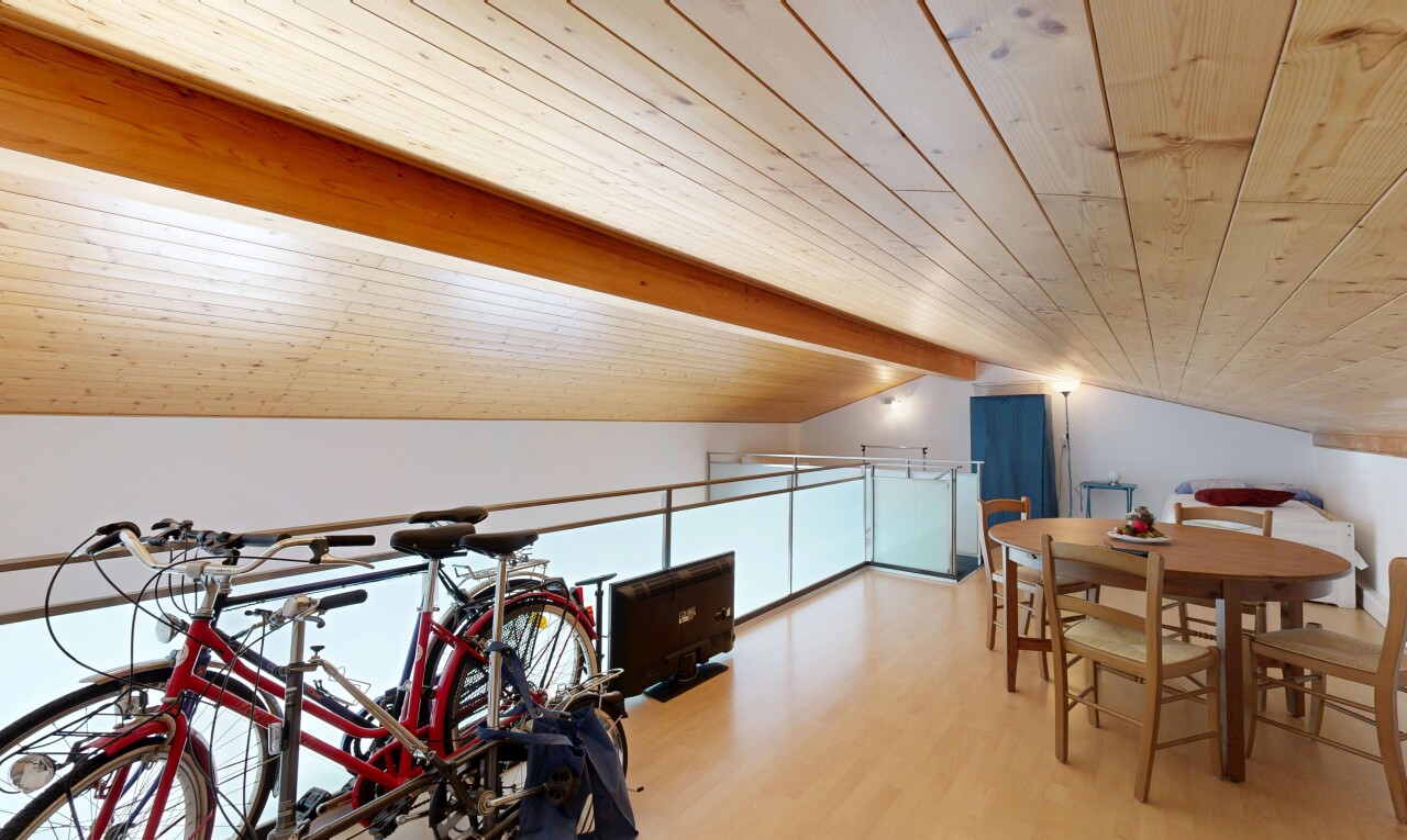 salle à manger avec high end ceiling, vaulted ceiling, plafond voûté, drywall, et cloison sèche