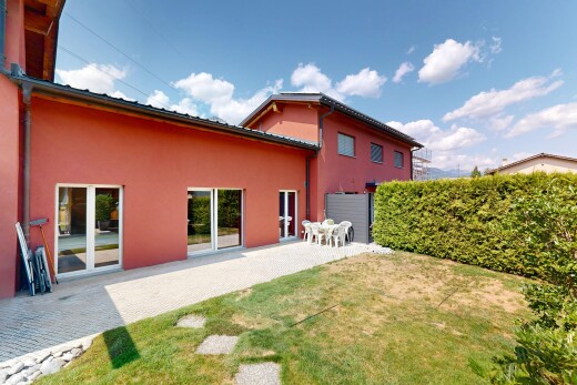 façade avec pelouse, terrasse, day time, clôture, et from property
