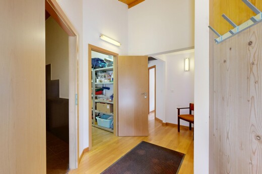 couloir avec high ceiling, plafond haut, drywall, cloison sèche, et inside property