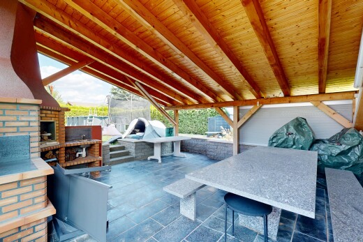 terrasse avec bar extérieur, cuisine extérieure, terrasse, et cheminée