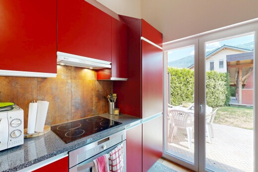 cuisine avec four, hotte, red cabinets, armoires rouges, et micro-ondes