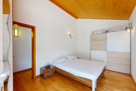 chambre avec wood ceiling, plafond en bois, drywall, cloison sèche, et high end ceiling