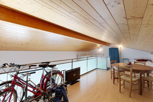 salle à manger avec high end ceiling, vaulted ceiling, plafond voûté, drywall, et cloison sèche