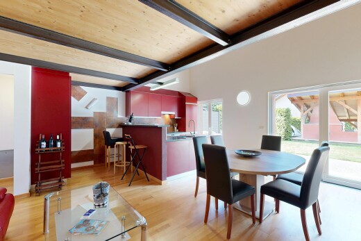 salon / salle à manger avec high end ceiling, drywall, cloison sèche, beamed ceiling, et plafond à poutres