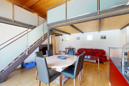 salon / salle à manger avec escaliers, wood ceiling, plafond en bois, high end ceiling, et drywall