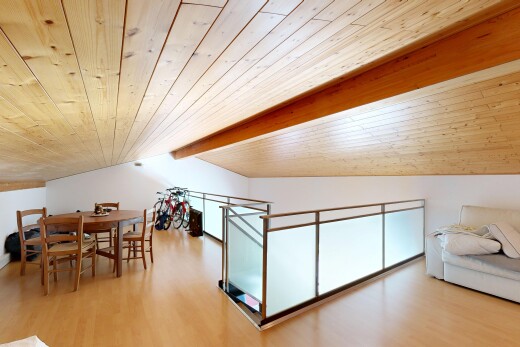 salon / salle à manger avec high end ceiling, drywall, cloison sèche, vaulted ceiling, et plafond voûté