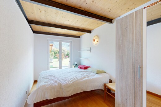 chambre avec wood ceiling, plafond en bois, high end ceiling, beamed ceiling, et plafond à poutres